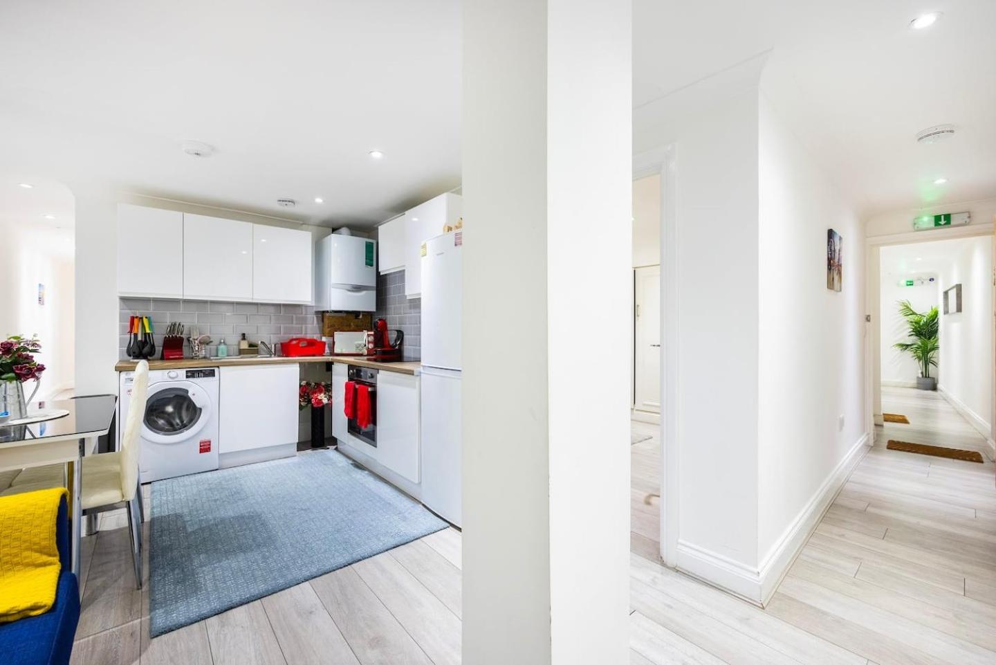 3 Bed 3 Bathroom Flat In Kensington B