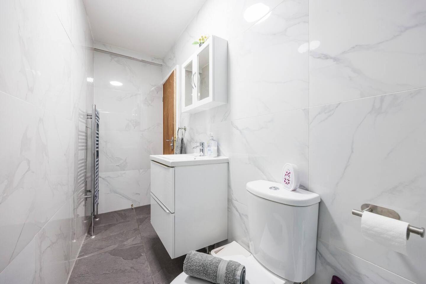 3 Bed 3 Bathroom Flat In Kensington B Londra