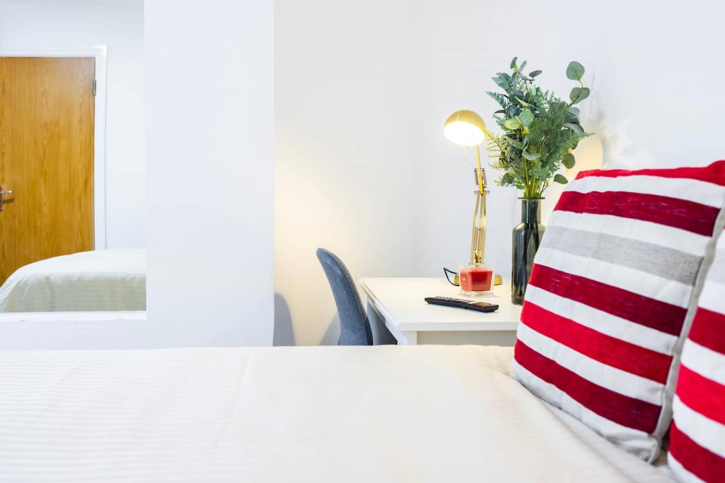 3 Bed 3 Bathroom Flat In Kensington B Londra