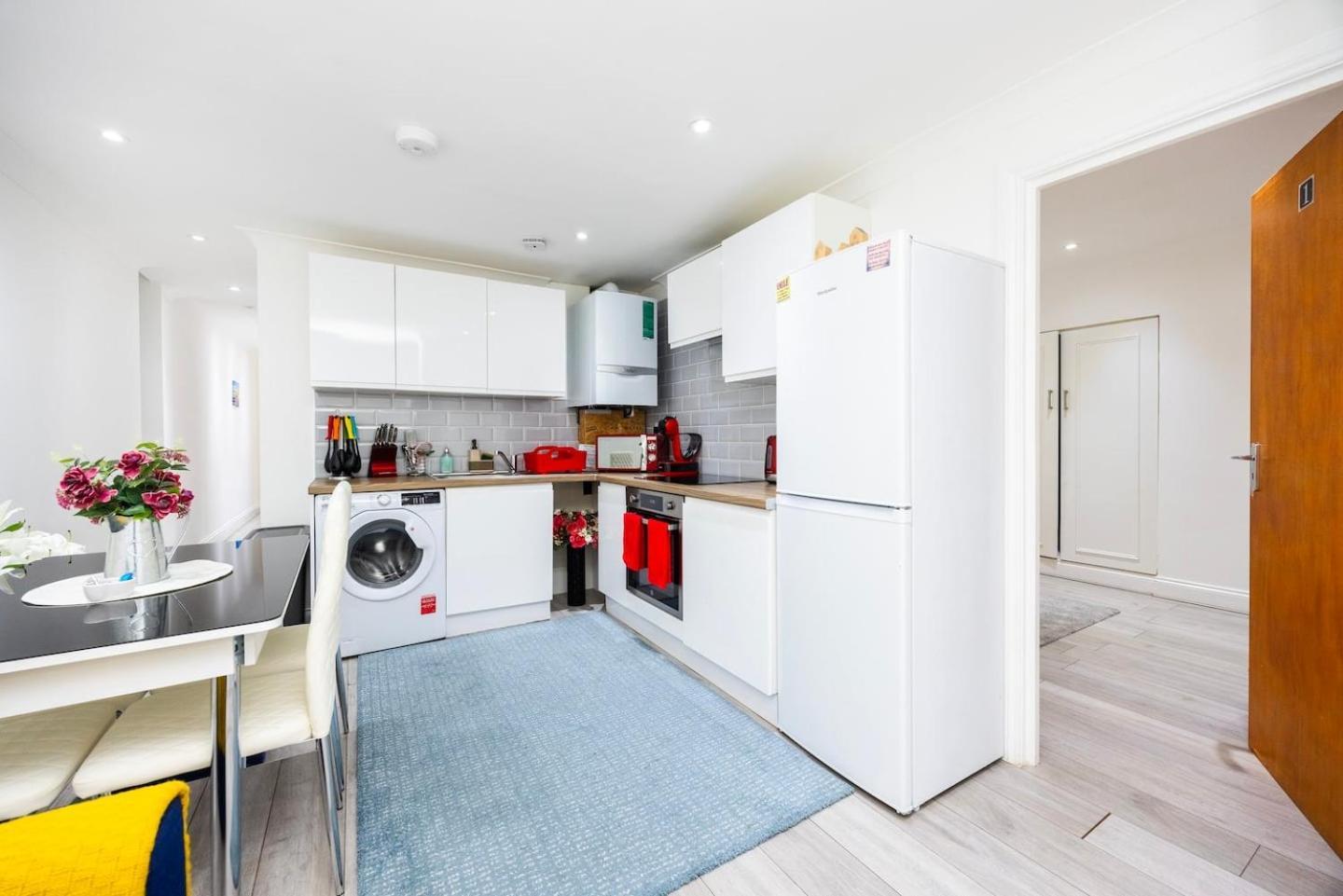 3 Bed 3 Bathroom Flat In Kensington B Londra