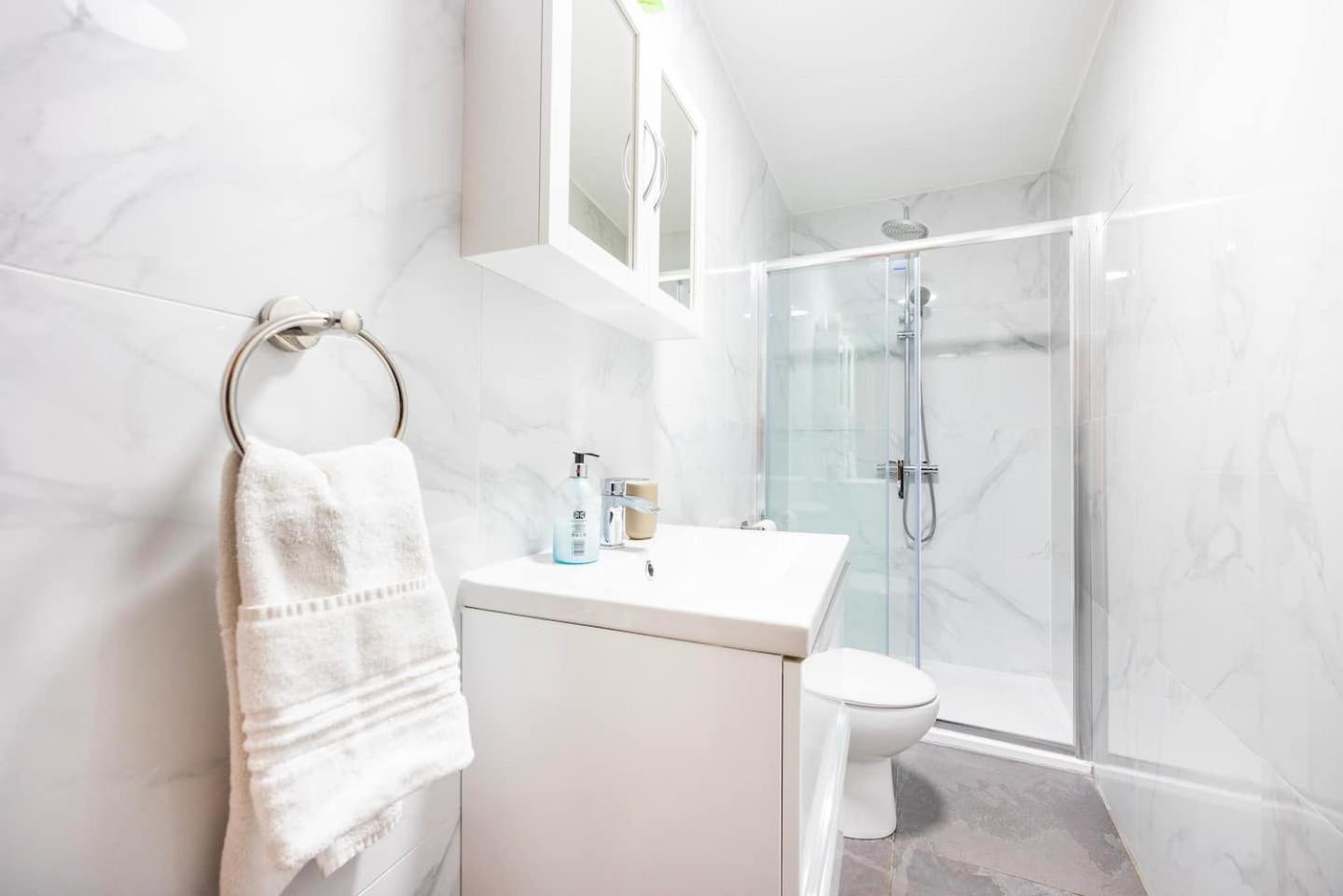 3 Bed 3 Bathroom Flat In Kensington B * Londra
