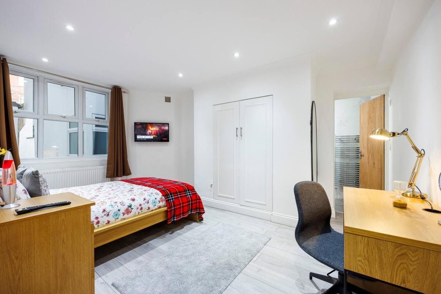 3 Bed 3 Bathroom Flat In Kensington B